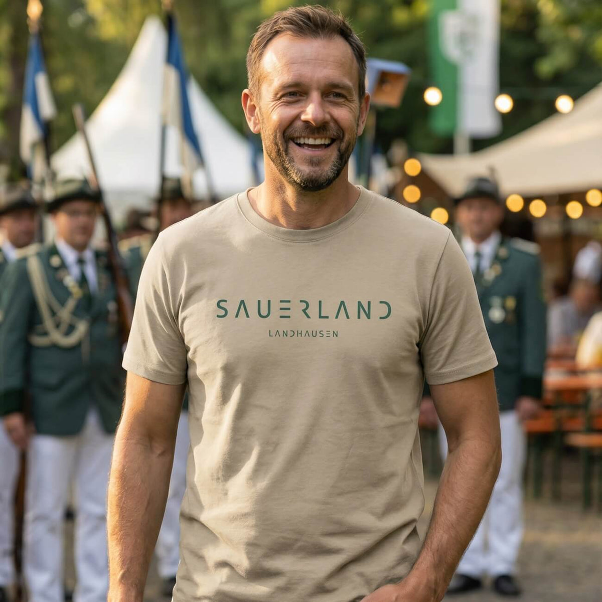 Model mit dem newSAUERLAND Schützenmfest T-Shirt in sand
